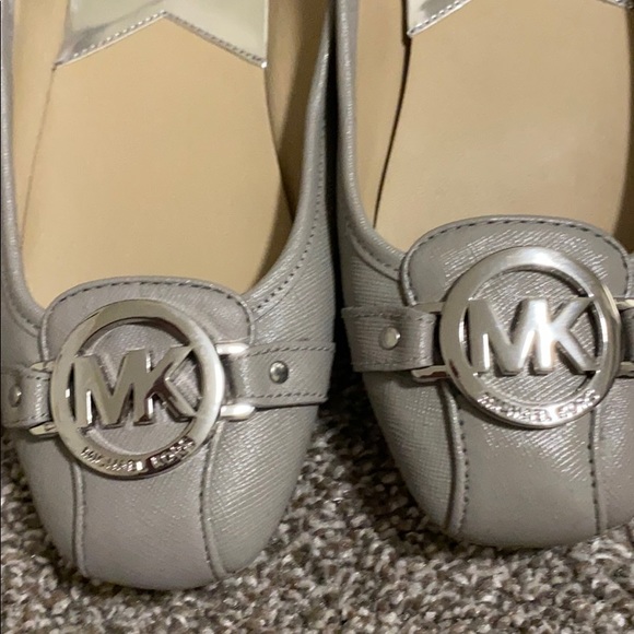 MICHAEL KORS GREY leather flats - Picture 2 of 6